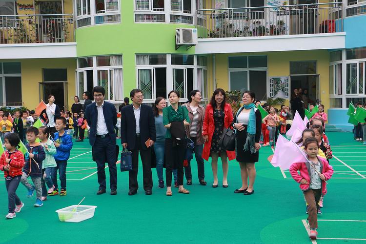 调整大小 一附幼儿园操场观摩学生带操.jpg