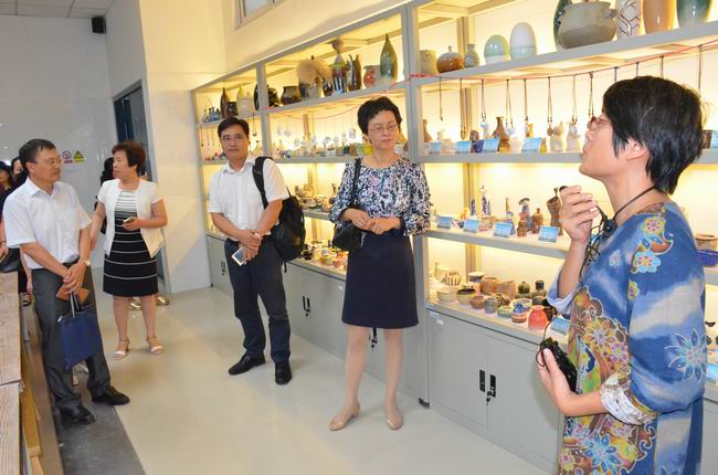 调整大小 与会代表参观学前陶艺实验室.jpg