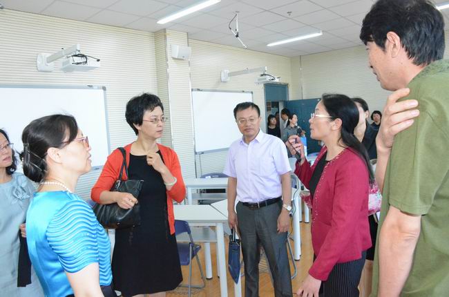 调整大小 参观智慧教室.jpg