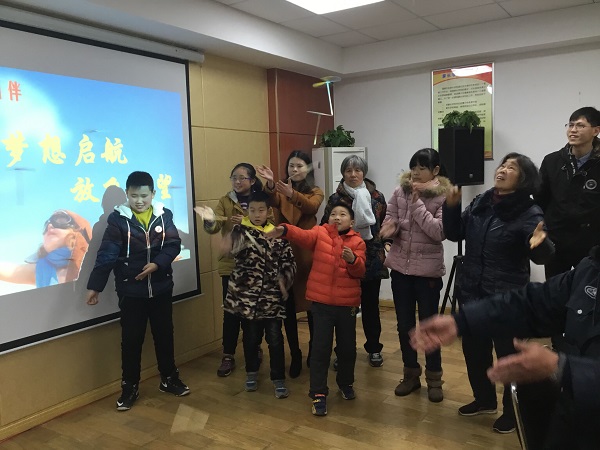 志愿者和社区居民放飞自己制作的竹蜻蜓.jpg