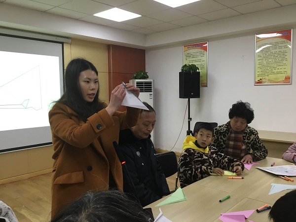 志愿者示范纸飞机的折法.jpg