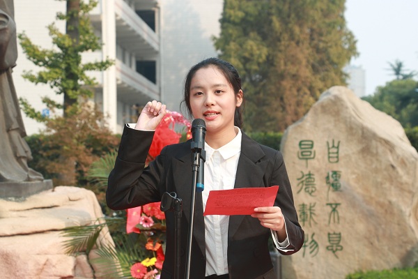 师范生代表成一天同学发言.jpg