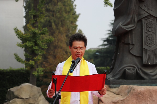 陈昌海老师宣读祭文.jpg