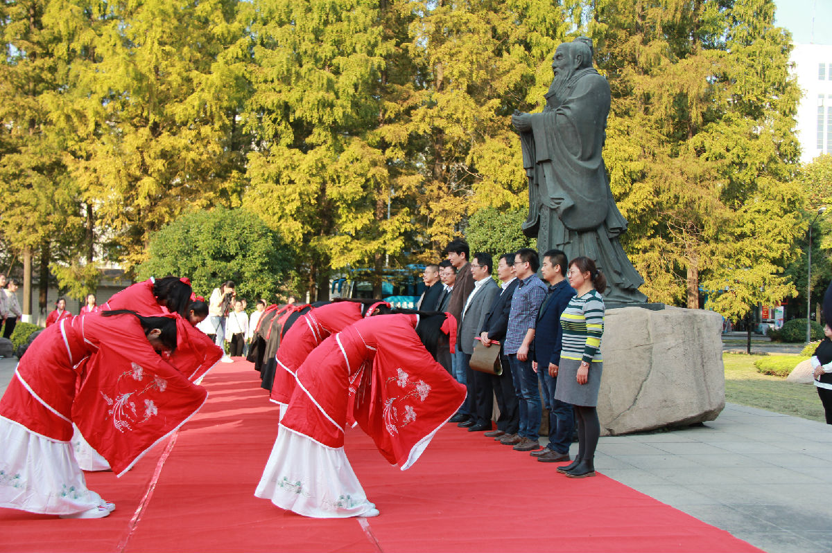 礼仪队同学行师者礼.JPG