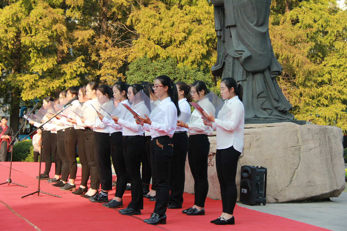 师范生诵读论语经典.JPG
